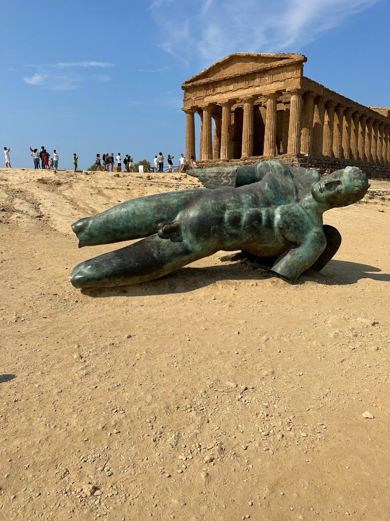 Temple et statue en Sicile